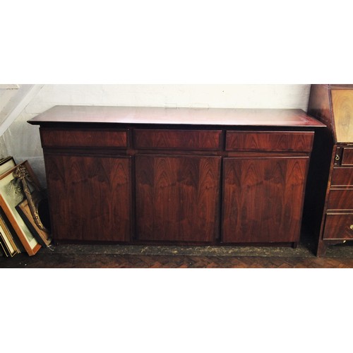 817 - A mid 20th century Danish design rosewood sideboard by Dyrlund, the rectangular top above three cros... 