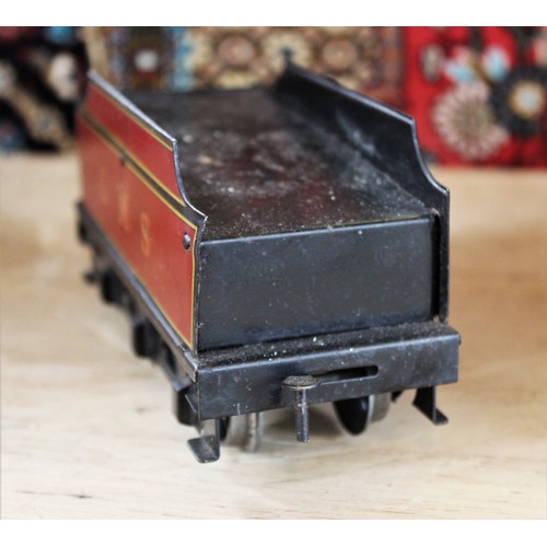 643 - An O Gauge clockwork 4-4-0 locomotive and tender, probably by Bassett-Lowke, in maroon L.M.S. livery... 