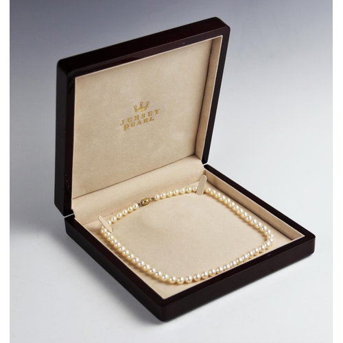 172 - A cultured pearl necklace with an 18ct gold clasp, comprising a single row of round cultured pearls,... 