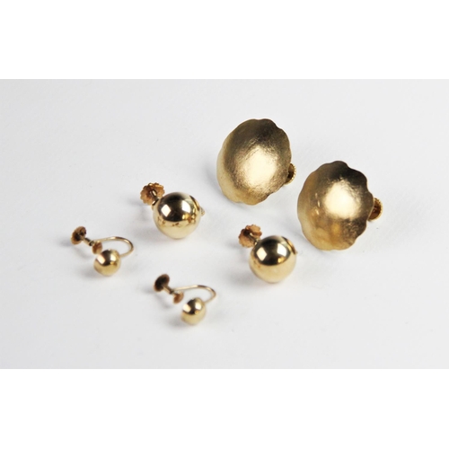 228 - A pair of 9ct gold screw-back earrings, each of circular domed form, 12mm diameter, together with a ... 