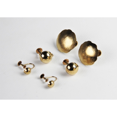 228 - A pair of 9ct gold screw-back earrings, each of circular domed form, 12mm diameter, together with a ... 