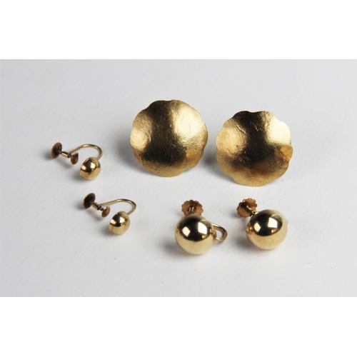 228 - A pair of 9ct gold screw-back earrings, each of circular domed form, 12mm diameter, together with a ... 