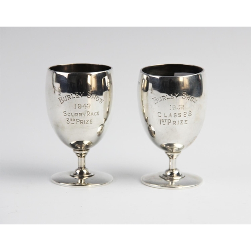 99 - A pair of Edwardian silver trophy cups by Goldsmiths & Silversmiths Co, London 1907, one engraved ‘B... 