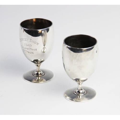 99 - A pair of Edwardian silver trophy cups by Goldsmiths & Silversmiths Co, London 1907, one engraved ‘B... 