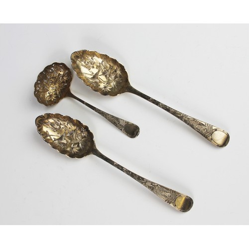 27 - A George IV boxed silver gilt strawberry set, comprising two tablespoons by Robert Gainsford, Sheffi... 