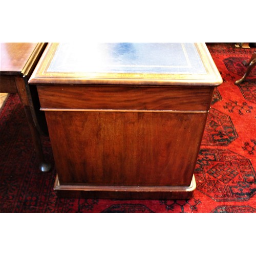 858 - An Edwardian mahogany and satinwood crossbanded twin pedestal desk, the rectangular moulded top with... 