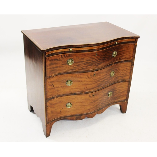 1024 - A late 18th /early 19th century mahogany and rosewood cross banded serpentine chest of drawers, the ... 