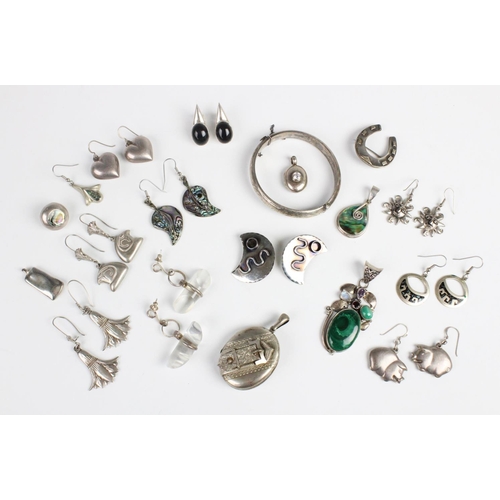 284 - A selection of Victorian and later silver and white metal jewellery, to include a Victorian white me... 