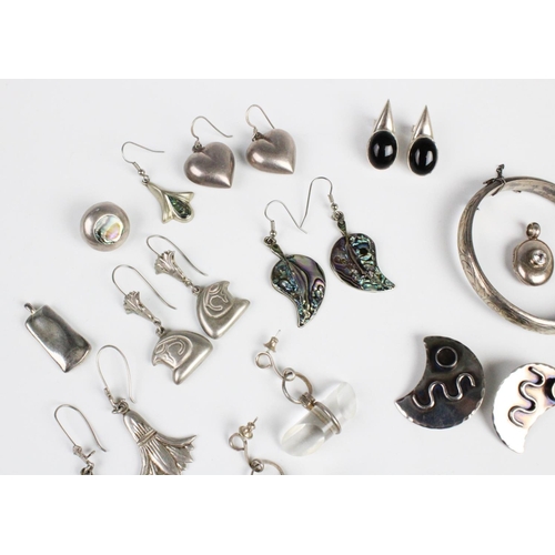 284 - A selection of Victorian and later silver and white metal jewellery, to include a Victorian white me... 