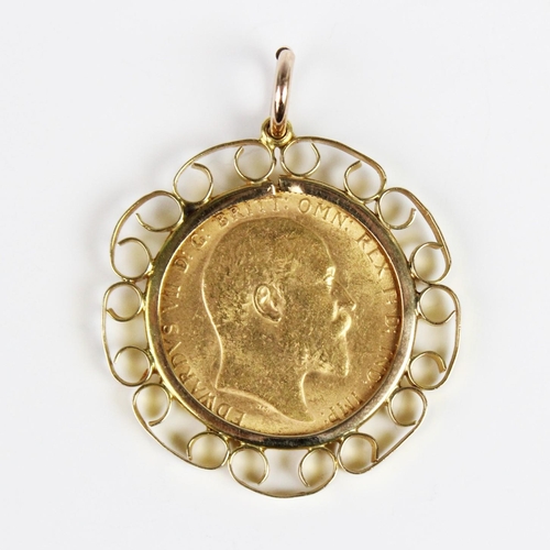 340 - An Edwardian gold sovereign, dated 1907, set to a scrolling yellow metal pendant mount, weight 10.8g... 