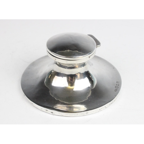 101 - An Edwardian Scottish sterling silver mounted capstan inkwell, Brook & Son, Edinburgh 1907, of plain... 