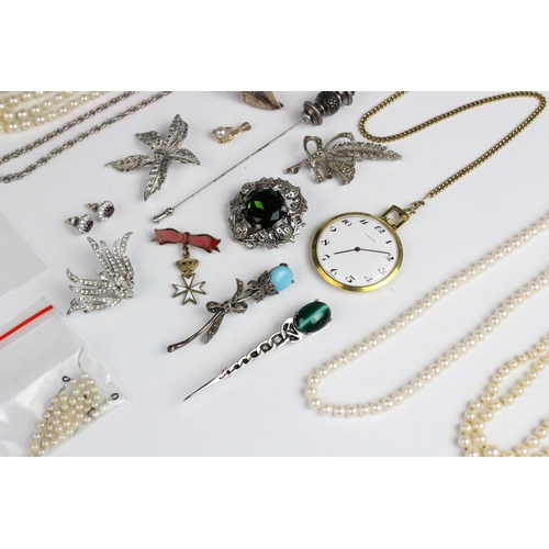 262 - A selection of vintage costume jewellery, to include a cultured pearl necklace with a 9ct gold clasp... 