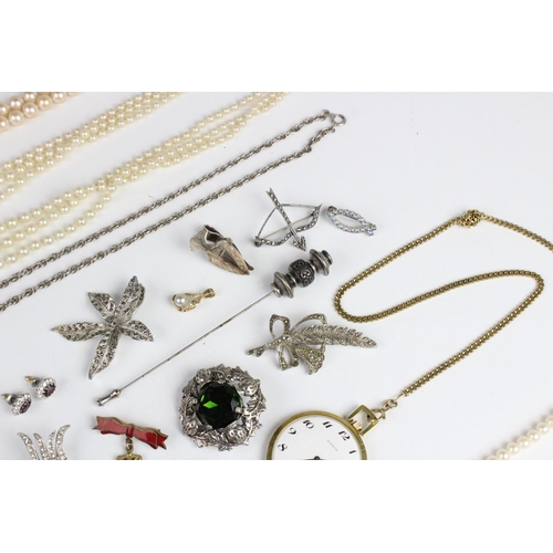 262 - A selection of vintage costume jewellery, to include a cultured pearl necklace with a 9ct gold clasp... 