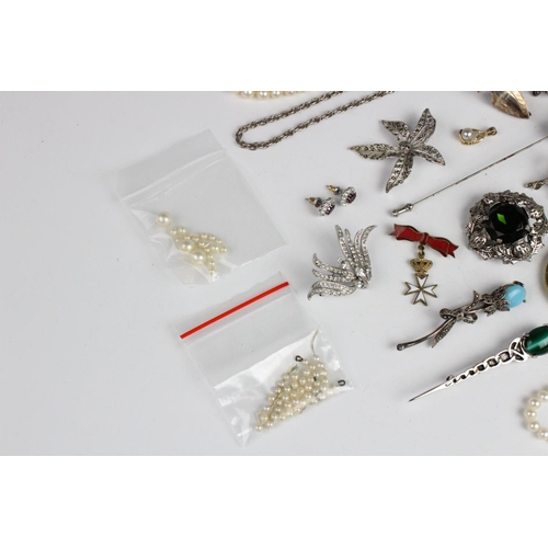 262 - A selection of vintage costume jewellery, to include a cultured pearl necklace with a 9ct gold clasp... 