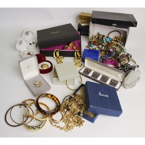 286 - A large quantity of vintage and modern costume jewellery, to include earrings, rings, bracelets, ban... 