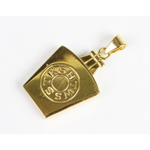 320 - MASONIC INTEREST: A Royal Arch Masonic Keystone fob pendant, pendant bail stamped '18K', 4.3cm long,... 