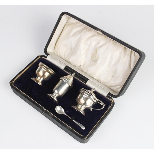 89 - A George V silver three-piece condiment set by Deakin & Francis, Birmingham 1916, comprising wet mus... 