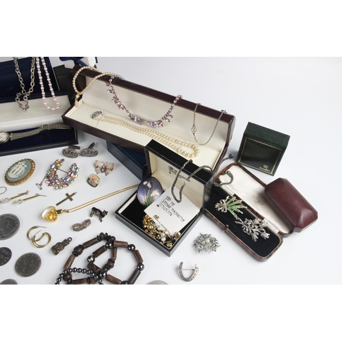 263 - A selection of costume jewellery, to include a heart shaped glass pendant containing gold flakes, an... 