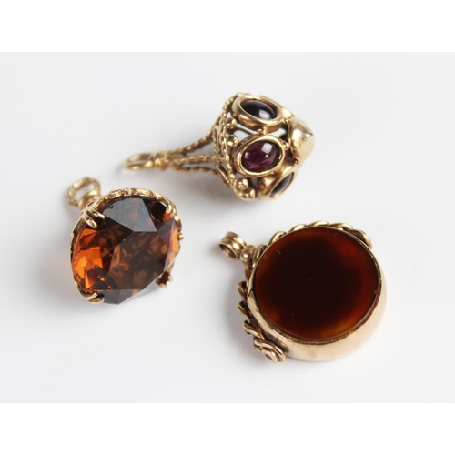 297 - A 9ct gold stone set fob charm, comprising a circular faceted citrine coloured gemstone measuring 18... 