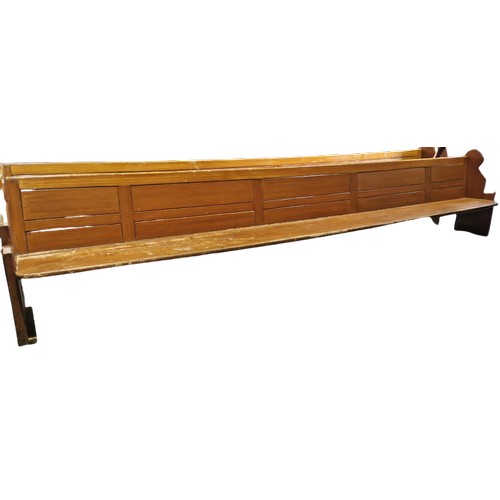 956 - A very large late 19th/early 20th century scumbled/painted pitch pine pew, raised on standard suppor... 