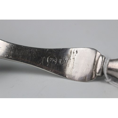 28 - A matched George III silver serving fork and spoon, each with lion crest engraved to weighted handle... 