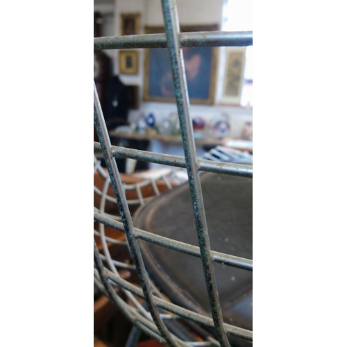 1044 - An early Harry Bertoia for Knoll model 420 side chair, mid 20th century, with paperclip base connect... 