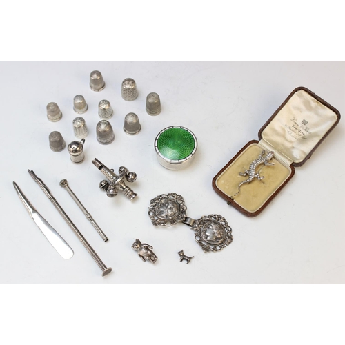 105 - A selection of silver accessories, to include; an Edwardian silver and enamel pill box, Birmingham 1... 