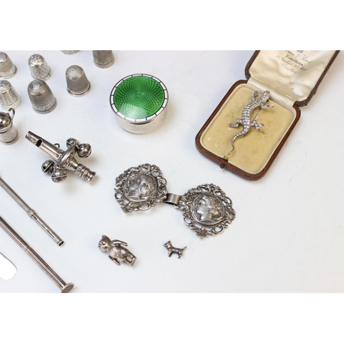 105 - A selection of silver accessories, to include; an Edwardian silver and enamel pill box, Birmingham 1... 