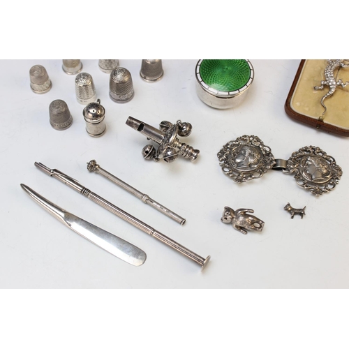 105 - A selection of silver accessories, to include; an Edwardian silver and enamel pill box, Birmingham 1... 