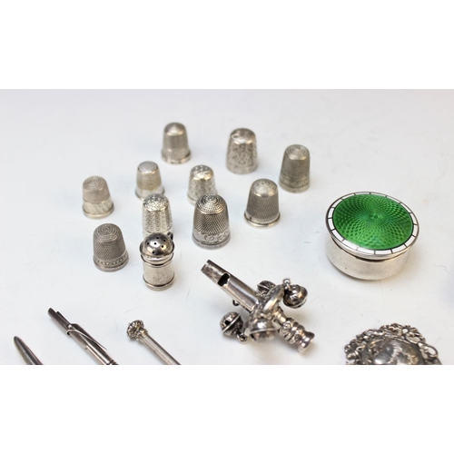 105 - A selection of silver accessories, to include; an Edwardian silver and enamel pill box, Birmingham 1... 