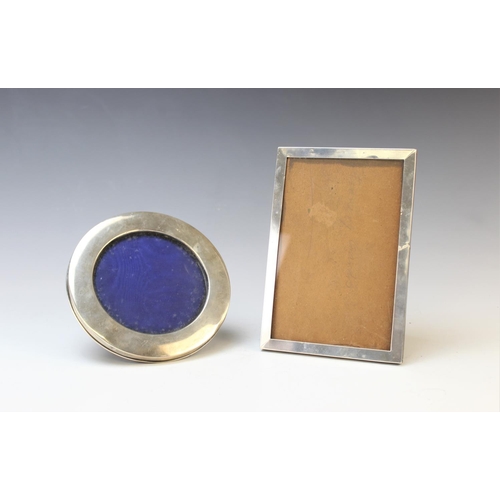 74 - An Edwardian silver mounted circular photograph frame, Chester 1907, (maker's marks worn), plain pol... 