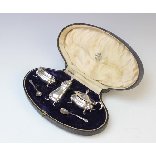 76 - A cased George V three-piece silver cruet set by Adie Brothers, Birmingham 1921, comprising pepperet... 