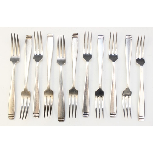 117 - A canteen of silver plated cutlery, Elkington & Co, date letters for 1937-1951, all plain pattern wi... 