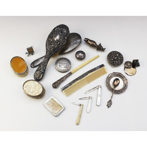 92 - A selection of silver and white metal wares, to include; a Continental silver compact of circular fo... 