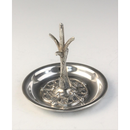 34 - An Arts & Crafts silver ring tree by Synyer & Beddoes, Chester 1905, designed as a tree trunk set to... 