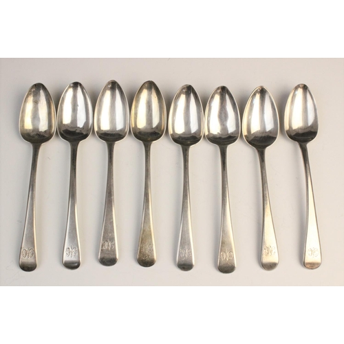 43 - A set of eight George III Old English pattern silver teaspoons by Thomas Wallis II, London 1806-7, e... 