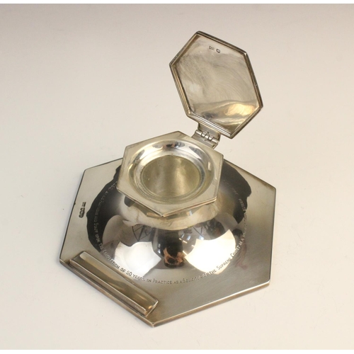 72 - A George V silver capstan inkwell by Walker & Hall, Sheffield 1922, of hexagonal form with hinged co... 