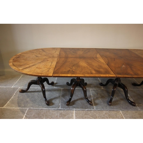 741 - A George III style four pillar mahogany dining table, early 20th century, the segmentally veneered a... 