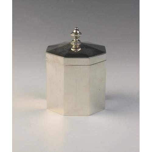 80 - A Victorian silver tea caddy Pairpoint Brothers, London 1896, of plain polished octagonal form with ... 