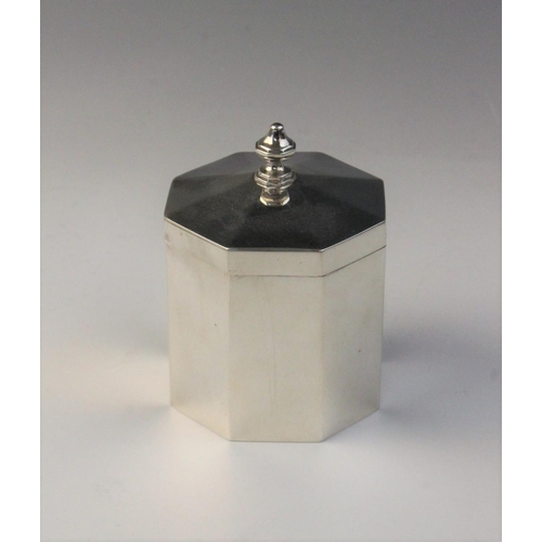 80 - A Victorian silver tea caddy Pairpoint Brothers, London 1896, of plain polished octagonal form with ... 