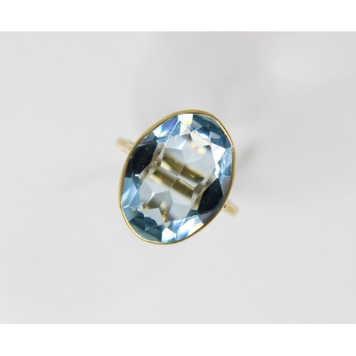 127 - An 18ct gold paste set cocktail ring, the central oval mixed cut blue paste (measuring 20mm x 14mm),... 