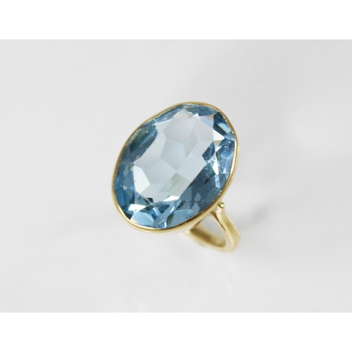 127 - An 18ct gold paste set cocktail ring, the central oval mixed cut blue paste (measuring 20mm x 14mm),... 