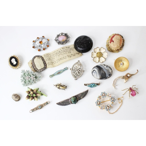 137 - A selection of antique and vintage brooches to include a Victorian/Edwardian Egyptian Revival scarab... 