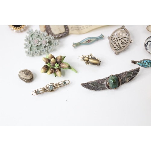 137 - A selection of antique and vintage brooches to include a Victorian/Edwardian Egyptian Revival scarab... 