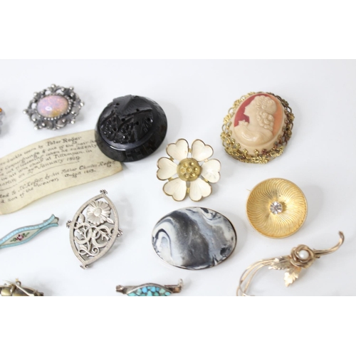 137 - A selection of antique and vintage brooches to include a Victorian/Edwardian Egyptian Revival scarab... 