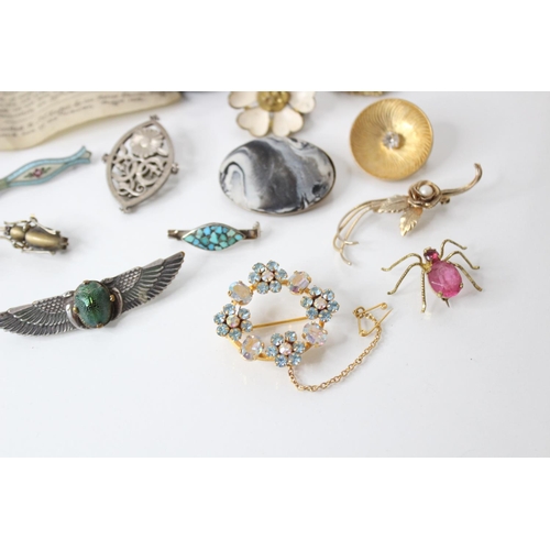 137 - A selection of antique and vintage brooches to include a Victorian/Edwardian Egyptian Revival scarab... 