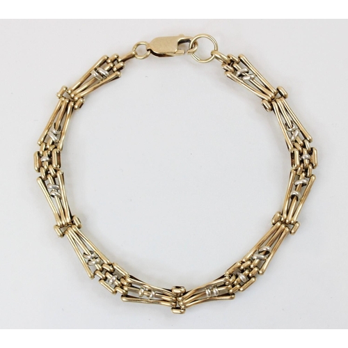 148 - A 9ct gold gate bracelet, with lobster claw and loop fastening, 21cm long, weight 10.5gms