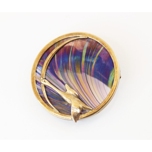 157 - An Art Nouveau style 9ct gold pendant/brooch by Pat Cheney, of circular form, depicting a swan in fl... 