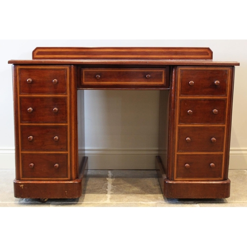 709 - An Edwardian mahogany twin pedestal dressing table, the rectangular top with angular cross banding a... 