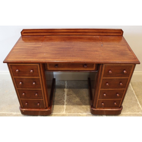 709 - An Edwardian mahogany twin pedestal dressing table, the rectangular top with angular cross banding a... 